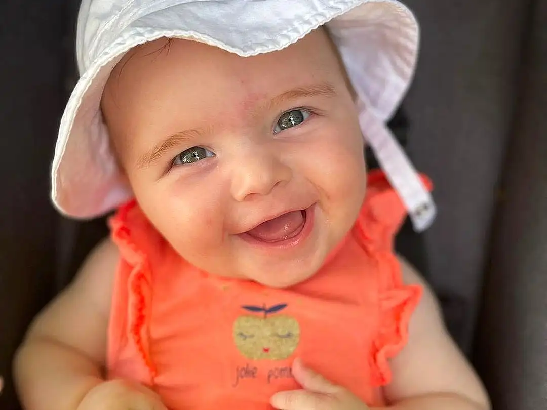 Visage, Joue, Sourire, Peau, Head, Lip, Yeux, Baby, Sleeve, Chapi Chapo, Baby & Toddler Clothing, Happy, Rose, Cap, Bambin, Red, Baseball Cap, Fun, Enfant, Baby Products, Personne, Headwear