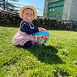 Plante, People In Nature, Happy, Ciel, Herbe, Football, Bambin, Jouets, Sports Equipment, Leisure, Baballe, Meadow, Chapi Chapo, Pelouse, Recreation, Landscape, Grassland, Personal Protective Equipment, Human Leg, Personne