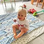Sourire, Bois, Baby & Toddler Clothing, Baby, Bambin, Leisure, Happy, Enfant, Pattern, Thigh, Foot, Hardwood, Assis, Linens, Human Leg, T-shirt, Herbe, Play, Personne