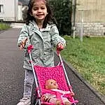 Photograph, Sourire, Wheel, Baby Carriage, People In Nature, Rose, Bambin, Herbe, Tire, Plante, Baby, Enfant, Baby & Toddler Clothing, Fun, Leisure, Baby Safety, Baby Products, Vehicle, Magenta, Personne, Joy