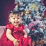 Christmas Tree, Sourire, Christmas Ornament, Purple, Dress, Rose, Happy, Flash Photography, Baby & Toddler Clothing, Bambin, Christmas Decoration, Holiday Ornament, Ornament, Evergreen, Event, NoÃ«l, Magenta, Plante, Lap, Holiday, Personne, Joy