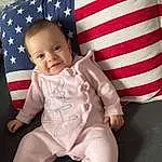 Visage, Sourire, Baby & Toddler Clothing, Textile, Baby, Sleeve, Comfort, Happy, Bambin, Flag Of The United States, Flag, Sock, Linens, Event, Enfant, Thigh, Pattern, Baby Products, Lap, Personne, Joy