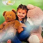 Sourire, Facial Expression, People In Nature, Human Body, Happy, Gesture, Flash Photography, Interaction, Faon, Herbe, Fun, Leisure, Friendship, Jouets, Teddy Bear, Enfant, Bambin, Assis, Recreation, Personne, Joy