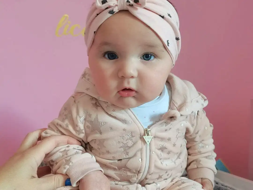 Joue, Peau, Lip, Yeux, Baby & Toddler Clothing, Sleeve, Baby, Iris, Rose, Finger, Bambin, Headband, Cap, Enfant, Assis, Fashion Accessory, Headpiece, Embellishment, Hair Accessory, Happy, Personne, Headwear