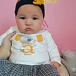Clothing, Visage, Joue, Peau, Head, Facial Expression, Baby & Toddler Clothing, Neck, Textile, Sleeve, Debout, Cap, Rose, Bambin, Baby, Thigh, Enfant, Pattern, T-shirt, Knee, Personne, Headwear