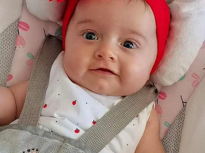 Visage, Joue, Peau, Head, Lip, Chin, Yeux, Sourire, Baby & Toddler Clothing, Human Body, Baby, Textile, Sleeve, Dress, Comfort, Rose, Bambin, Headgear, Happy, Cap, Personne, Headwear