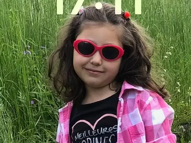Hair, Lunettes, Lip, Sourire, Plante, Vision Care, Goggles, Sunglasses, Green, Eyewear, Leaf, Happy, Rose, Herbe, Cool, Summer, Fun, People In Nature, Magenta, T-shirt, Personne, Joy