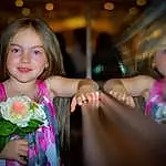 Enfant, Rose, Sourire, Fleur, Iris, Fun, Bouquet, Floral Design, Floristry, Plante, Event, Bambin, Flower Arranging, Dress, Happy, Ceremony, Photography, Vacation, Rose, Wedding, Personne, Joy