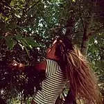 Hair, People In Nature, Arbre, Nature, Beauty, Long Hair, Natural Environment, Branch, Sunlight, Light, Leaf, Coiffure, Woody Plant, Forêt, Botany, Photography, Plante, Summer, Sourire, Dress, Personne