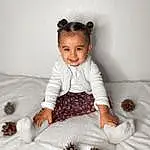 Sourire, Head, Coiffure, Sleeve, Flash Photography, Comfort, Baby & Toddler Clothing, Happy, Bois, Bambin, Conifer Cone, Pattern, Enfant, Assis, Fun, Portrait Photography, Room, Jouets, Portrait, Personne, Joy