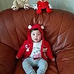 Blanc, Comfort, Textile, Couch, Sleeve, Rose, Baby & Toddler Clothing, Red, Headgear, Cap, Lap, Jouets, Stuffed Toy, Bambin, Baby, Costume Hat, Peluches, Carmine, T-shirt, Personne, Headwear