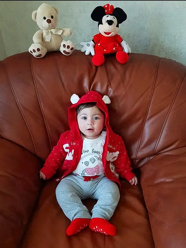 Blanc, Comfort, Textile, Couch, Sleeve, Rose, Baby & Toddler Clothing, Red, Headgear, Cap, Lap, Jouets, Stuffed Toy, Bambin, Baby, Costume Hat, Peluches, Carmine, T-shirt, Personne, Headwear
