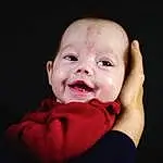 Nez, Joue, Sourire, Tooth, Human Body, Flash Photography, Jaw, Sleeve, Comfort, Gesture, Happy, Baby, Baby & Toddler Clothing, Thumb, Bambin, Fun, Wrinkle, Carmine, Laugh, Assis, Personne