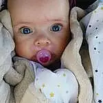 Nez, Joue, Peau, Lip, Yeux, Blanc, Mouth, Baby & Toddler Clothing, Baby, Textile, Iris, Eyelash, Oreille, Finger, Bambin, Enfant, Baby Products, Comfort, Linens
