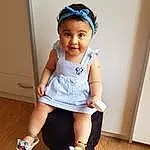 Sourire, Baby & Toddler Clothing, Sleeve, Flash Photography, Debout, Bois, Happy, Goggles, Knee, Thigh, Laminate Flooring, Hardwood, Bambin, Wood Stain, Trunk, Varnish, Electric Blue, Human Leg, Wood Flooring, Personne
