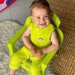 Visage, Head, Sourire, Jambe, Baby & Toddler Clothing, Neck, Human Body, Sleeve, Happy, T-shirt, Yellow, Knee, Thigh, Waist, Herbe, Chair, Baby, Comfort, Personne, Joy