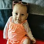 Nez, Joue, Peau, Head, Lip, Chin, Lunettes, Yeux, Facial Expression, Mouth, Jambe, Baby & Toddler Clothing, Dress, Sunglasses, Sourire, Baby, Sleeve, Iris, Debout, Personne