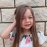 Visage, Peau, Lip, Sourire, Coiffure, Facial Expression, Neck, Sleeve, Happy, Rose, Street Fashion, Bangs, Beauty, Long Hair, Brown Hair, Enfant, Bambin, Pattern, Fun, Blond, Personne