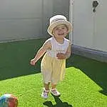 Sourire, Sports Equipment, Herbe, Football, Baballe, Baby & Toddler Clothing, Leisure, Sun Hat, Bambin, People In Nature, Fun, Chapi Chapo, Recreation, Pelouse, Baby, Jouets, Enfant, Soccer Ball, Player, Personne, Joy, Headwear