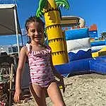 Sourire, Ciel, Shorts, People On Beach, Plage, Happy, Voyages, Leisure, Thigh, Fun, Sand, Recreation, Barefoot, Chute, Human Leg, T-shirt, Foot, Enfant, Outdoor Play Equipment, Play, Personne, Joy