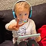 Visage, Head, Yeux, Sleeve, Gadget, Comfort, Happy, Baby & Toddler Clothing, Fun, Bambin, Enfant, Audio Equipment, Hearing, Electronic Device, Lap, Assis, Event, Baby, Carmine, T-shirt, Personne