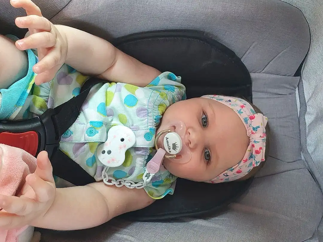 Nez, Joue, Joint, Peau, Hand, Mouth, Yeux, Green, Textile, Jouets, Gesture, Comfort, Finger, Doll, Baby, Personne, Headwear