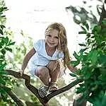 Shirt, Plante, Sourire, People In Nature, Flash Photography, Happy, Shorts, Sunlight, Herbe, Leisure, Bambin, Bois, Long Hair, Arbre, Sandal, T-shirt, Recreation, Fun, Brown Hair, Forêt, Personne, Joy