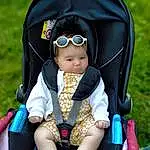 Baby Carriage, Baby & Toddler Clothing, Baby, Comfort, Yellow, Sunglasses, Bambin, Recreation, Leisure, Electric Blue, Beauty, Goggles, Herbe, Lap, Baby Products, Baby Safety, Eyewear, Personal Protective Equipment, Fun, Personne, Headwear