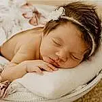 Peau, Head, Comfort, Happy, Gesture, Flash Photography, Baby Sleeping, Bambin, Baby & Toddler Clothing, Herbe, Baby, Linens, Headpiece, Poil, Headband, Fashion Accessory, Enfant, Hair Accessory, Sourire, Portrait Photography, Personne