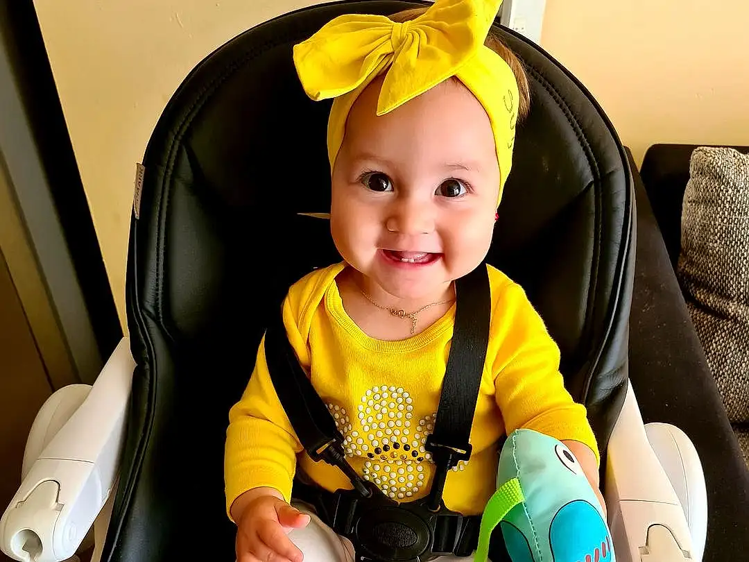 Head, Sourire, Yeux, Comfort, Yellow, Baby, Happy, Bambin, Baby & Toddler Clothing, Car Seat, Fun, Baby In Car Seat, Enfant, Personal Protective Equipment, Baby Products, Seat Belt, Fashion Accessory, Auto Part, Baby Safety, Service, Personne, Joy, Headwear