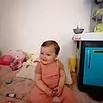 Sourire, Baby, Rose, Cabinetry, Bambin, Enfant, Happy, Drawer, Foot, Room, Human Leg, Fun, Home Appliance, Play, Hardwood, Barefoot, Assis, Thumb, Personne, Joy