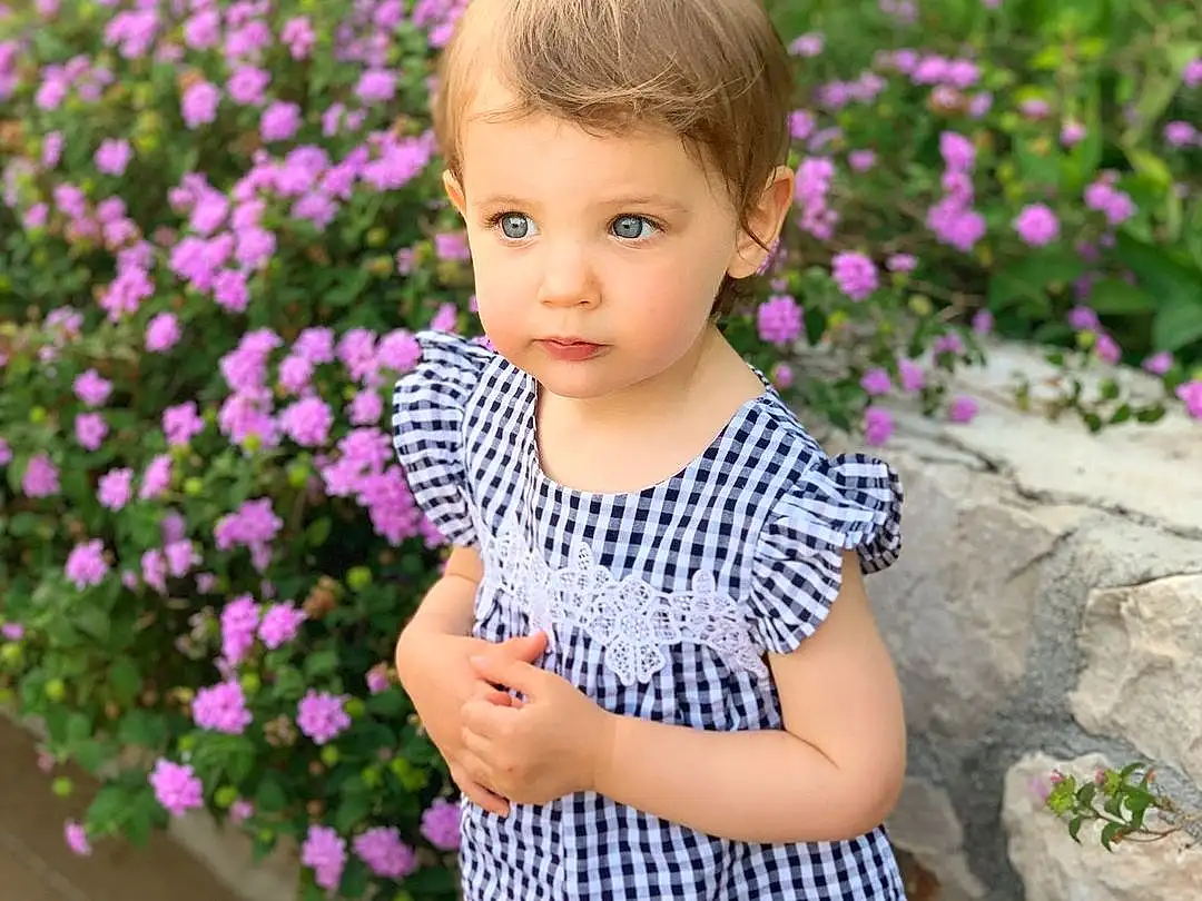 Clothing, Visage, Fleur, Plante, Coiffure, Facial Expression, People In Nature, Purple, Baby & Toddler Clothing, Sleeve, Textile, Petal, Happy, Rose, Herbe, Violet, Bambin, Dress Shirt, T-shirt, Magenta, Personne