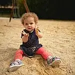 People In Nature, Happy, Bois, Herbe, Bambin, Baby, Leisure, Arbre, Baby & Toddler Clothing, Fun, Sand, Enfant, Recreation, Assis, Soil, Outdoor Play Equipment, Foot, Human Leg, City, Personne