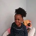 Visage, Sourire, Happy, Black Hair, Bambin, Fun, Baby, Room, Assis, Jouets, Enfant, Afro, Magenta, Stuffed Toy, Leisure, Play, Laugh, Poil, Personne, Joy