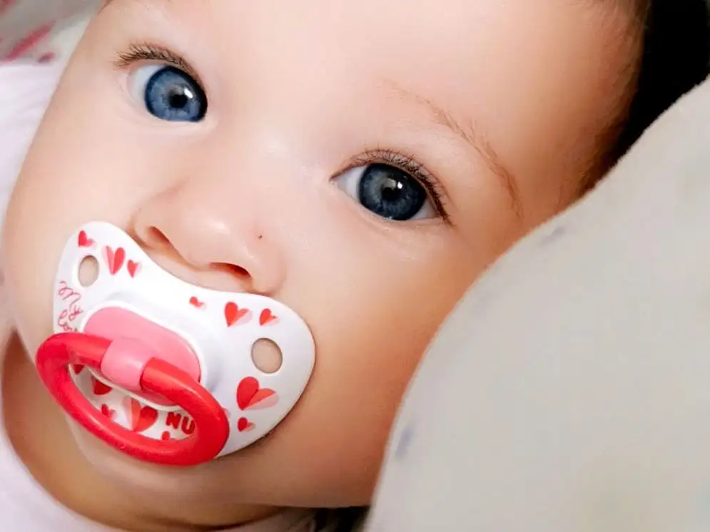 Forehead, Nez, Visage, Joue, Peau, Lip, Chin, Eyebrow, Eyelash, Mouth, Neck, Happy, Iris, Baby, Bambin, Baby & Toddler Clothing, Flash Photography, Enfant, Sourire, No Expression, Personne