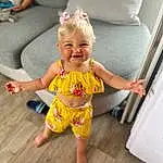 Peau, Sourire, Baby & Toddler Clothing, Debout, Happy, Bois, Couch, Finger, Bambin, Barefoot, Thigh, Hardwood, Enfant, Human Leg, Fun, T-shirt, Foot, Leisure, Personne, Joy