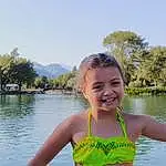 Eau, Sourire, Ciel, Arbre, Lake, Happy, Voyages, People In Nature, Leisure, Bank, Bambin, Recreation, Fun, Personal Protective Equipment, Swimwear, Reservoir, Holiday, Spring, Enfant, Lake District, Personne, Joy
