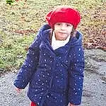 Clothing, Visage, Vêtements d’extérieur, Sourire, Textile, Sleeve, Street Fashion, Cap, Headgear, Baby & Toddler Clothing, Herbe, Red, Bambin, Pattern, Electric Blue, Magenta, Hiver, People In Nature, Knit Cap, Plaid, Personne, Joy, Headwear