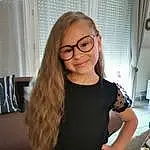 Lunettes, Joint, Chin, Sourire, Eyebrow, Shoulder, Vision Care, Eyewear, Sleeve, Iris, Black Hair, Layered Hair, Fashion Design, Waist, Long Hair, Happy, Curtain, Luggage And Bags, Blond, Fun, Personne, Joy