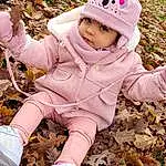 Plante, People In Nature, Arbre, Rose, Happy, Herbe, Sourire, Baby & Toddler Clothing, Fun, Bambin, Leisure, Enfant, Baby, Recreation, Assis, Hiver, Soil, Hoodie, Automne, Personne, Headwear