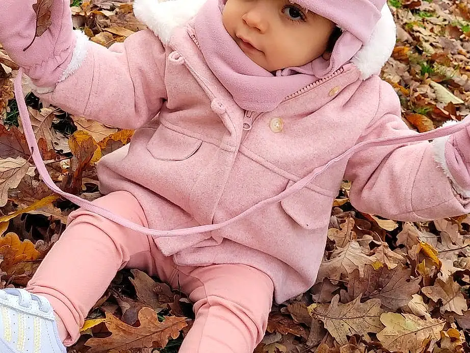 Plante, People In Nature, Arbre, Rose, Happy, Herbe, Sourire, Baby & Toddler Clothing, Fun, Bambin, Leisure, Enfant, Baby, Recreation, Assis, Hiver, Soil, Hoodie, Automne, Personne, Headwear