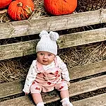 Head, Pumpkin, Photograph, Yeux, Plante, Facial Expression, Green, Cucurbita, Leaf, Calabaza, Orange, Natural Foods, Human Body, Winter Squash, Bois, Baby & Toddler Clothing, Herbe, Squash, People In Nature, Personne, Headwear