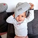 Sourire, Blanc, Cap, Sleeve, Computer Keyboard, Headgear, Cool, Bambin, Flash Photography, Input Device, Baby & Toddler Clothing, Happy, Baby, Remote Control, Fun, Enfant, Baseball Cap, Fashion Accessory, Office Equipment, Knit Cap, Personne, Headwear