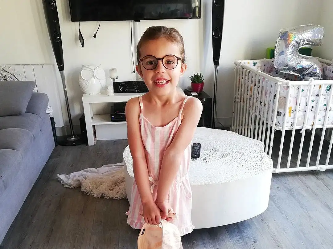 Lunettes, Sourire, Shoe, Blanc, Jambe, Couch, Comfort, Bois, Eyewear, Television, Hardwood, Television Set, Bambin, Happy, Knee, Living Room, Sandal, Home Appliance, Personne, Joy