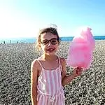 Lunettes, Sourire, Ciel, Cotton Candy, Eau, Sunglasses, Dress, Happy, Gesture, Rose, Fun, People In Nature, Eyewear, Summer, Baby & Toddler Clothing, Goggles, Bambin, Voyages, Frozen Dessert, Plage, Personne, Joy