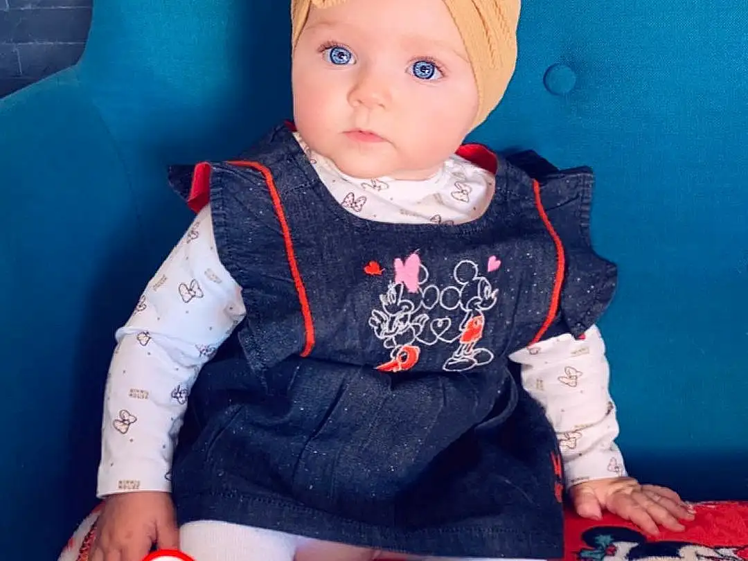 Human Body, Doll, Jouets, Sleeve, Chapi Chapo, Dress, Baby & Toddler Clothing, Rose, Red, Costume Hat, People, Enfant, Electric Blue, Sock, Assis, Fun, Event, Baby, Fictional Character, Lap