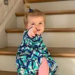 Visage, Sourire, Yeux, Jambe, Dress, Baby & Toddler Clothing, Human Body, Sleeve, Comfort, Happy, Bois, Baby, Bambin, Knee, Thigh, T-shirt, Electric Blue, Human Leg, Personne