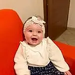 Peau, Sourire, VÃªtements dâ€™extÃ©rieur, Baby & Toddler Clothing, Human Body, Sleeve, Happy, Baby, Flash Photography, Rose, Bambin, Baby Laughing, Cap, Fun, Event, Assis, Enfant, Magenta, Pattern, Room, Personne, Headwear