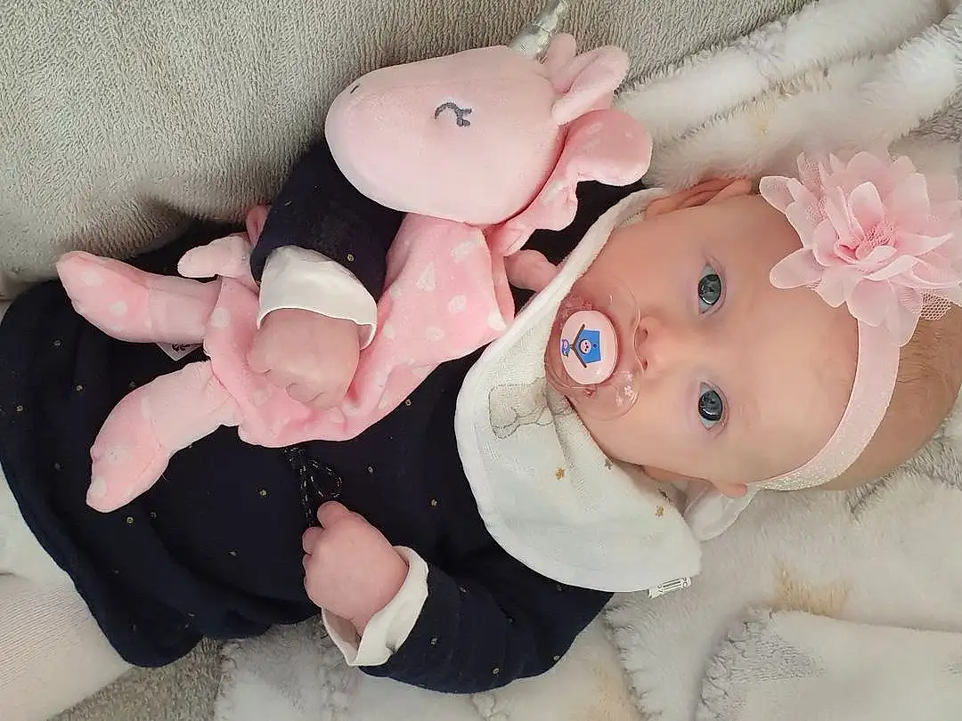 Joue, Peau, Bras, Yeux, Jouets, Human Body, Gesture, Rose, Doll, Stuffed Toy, Peluches, Enfant, Teddy Bear, Comfort, Poil, Baby Toys, Foot, Baby Products, Baby, Personne, Headwear