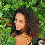 Sourire, Coiffure, People In Nature, Botany, Nature, Leaf, Happy, Vegetation, Herbe, Yellow, Woody Plant, Black Hair, Adaptation, Summer, Plante, Long Hair, Trunk, Fruit, Shrub, Brown Hair, Personne, Joy